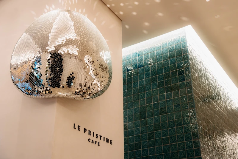 美國獨立設計師 Kelly Wearstler 設計的鏡面馬賽克球點綴空間。