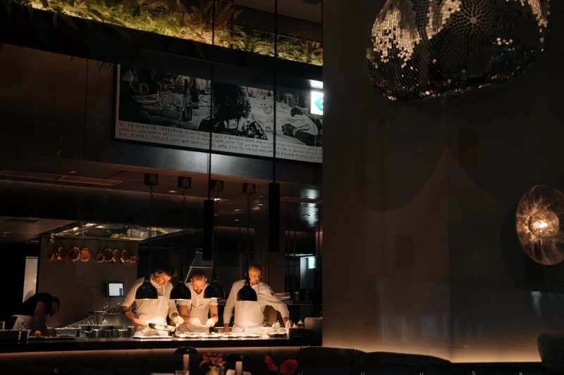 比利時藝術家 Rinus van de Velde 炭筆畫作高掛於工作臺上方。