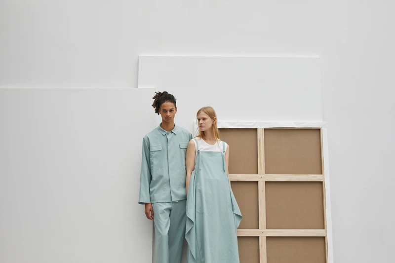 再生輕感 襯衫領長袖外套NT:21,200/再生輕感 直筒褲NT:14,600 /再生輕感 吊帶無袖洋裝NT:19,600