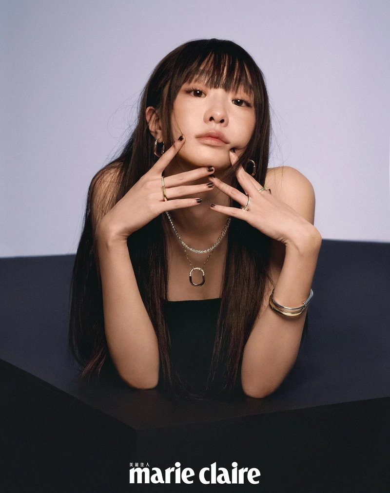 18K玫瑰金鑲嵌鑽石 Tiffany Lock 系列耳環及項鍊、18K鑲嵌鑽石項鍊、（右手）18K玫瑰金與白金鑲鑽Tiffany Lock 系列指間戒、（左手）18K金鑲鑽 Tiffany Lock 系列戒指與手鐲，all by Tiffany & Co.。 黑色平口禮服，LEE y. LEE y。