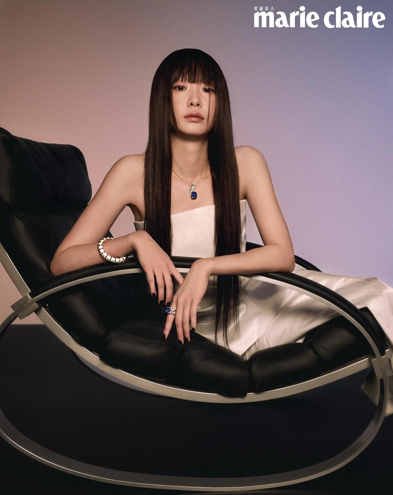 18K金鑲嵌鑽石與藍寶石Bird on a Rock（石上鳥）項鍊、18K黃金與白色搪瓷手鐲、18K黃金與鉑金鑲嵌鑽石與藍寶石戒指，all by Jean Schlumberger by Tiffany & Co.。 白色平口上衣、白色長裙，both by Sportmax。