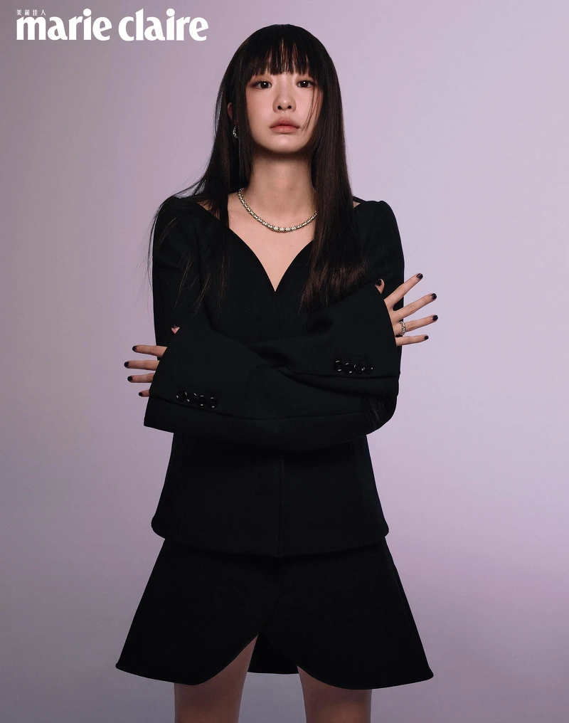 18K黃金與鉑金鑲鑽圈形耳環、項鍊及戒指，all by Jean Schlumberger by Tiffany & Co.。 黑色外套、黑色裙子，both by Courreges。