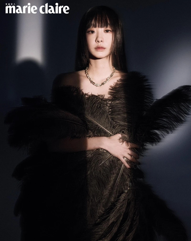 18K金鑲鑽 Tiffany HardWear 系列項鍊，Tiffany & Co.。 黑色羽毛上衣，The tis。