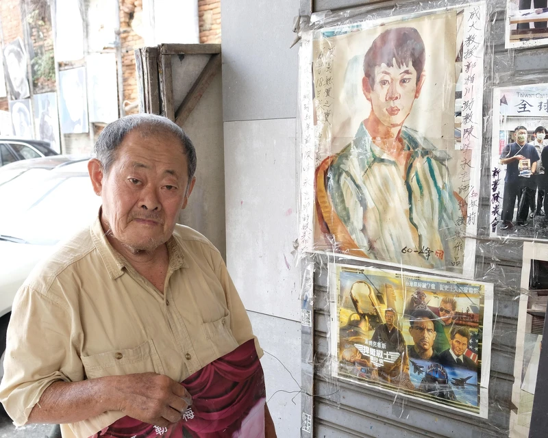 恩師陳峰永曾為18歲的顏振發繪製一幅人像畫,對顏振發來說猶如珍寶(陳奕君攝、台北電影節提供) 恩師陳峰永曾為18歲的顏振發繪製一幅人像畫,對顏振發來說猶如珍寶(陳奕君攝、台北電影節提供)