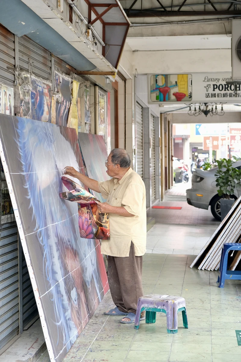 顏振發師傅日復一日繪製電影看板(陳奕君攝、台北電影節提供) 顏振發師傅日復一日繪製電影看板(陳奕君攝、台北電影節提供)