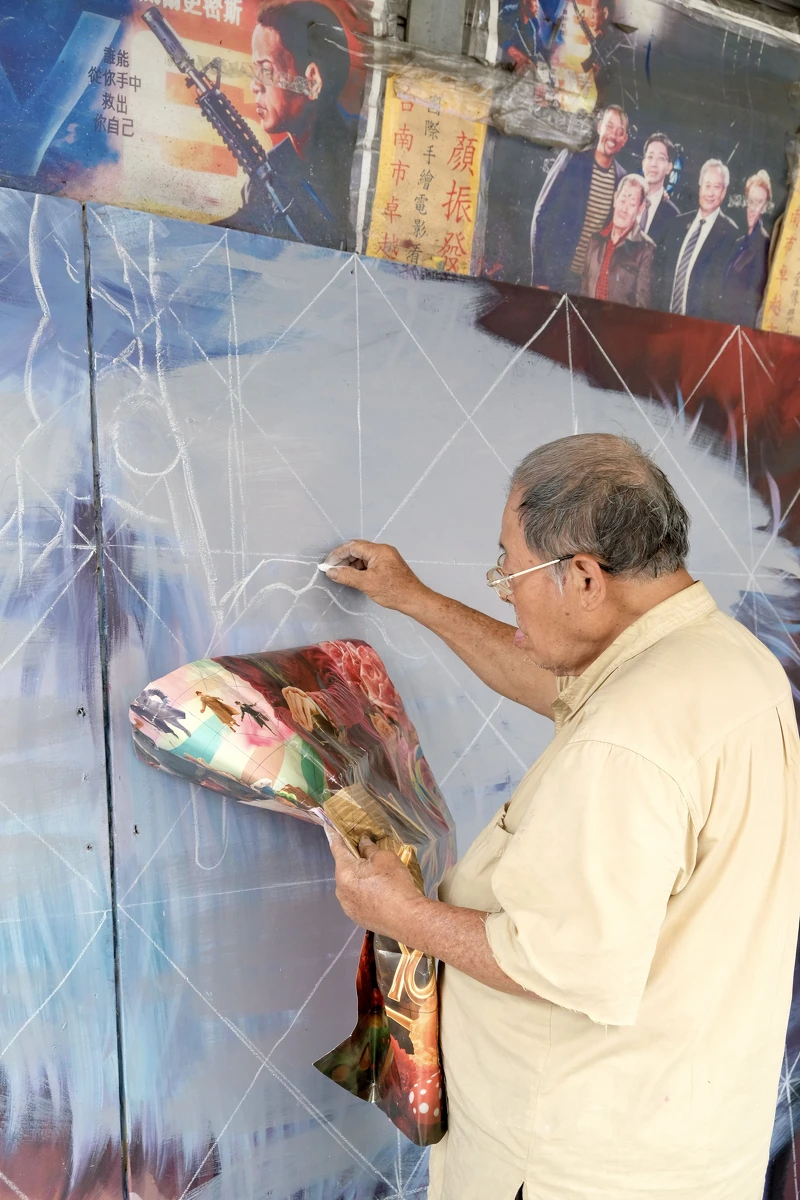 顏振發利用格放法,將電影海報上的細節放大到看板上。(陳奕君攝、台北電影節提供) 顏振發利用格放法,將電影海報上的細節放大到看板上。(陳奕君攝、台北電影節提供)