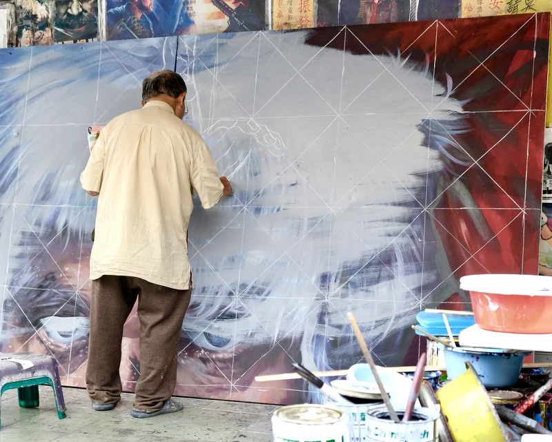 電影看板是由六拼板拼成,顏振發必須有精湛的功力才能掌握比例的大小(陳奕君攝、台北電影節提供) 電影看板是由六拼板拼成,顏振發必須有精湛的功力才能掌握比例的大小(陳奕君攝、台北電影節提供)