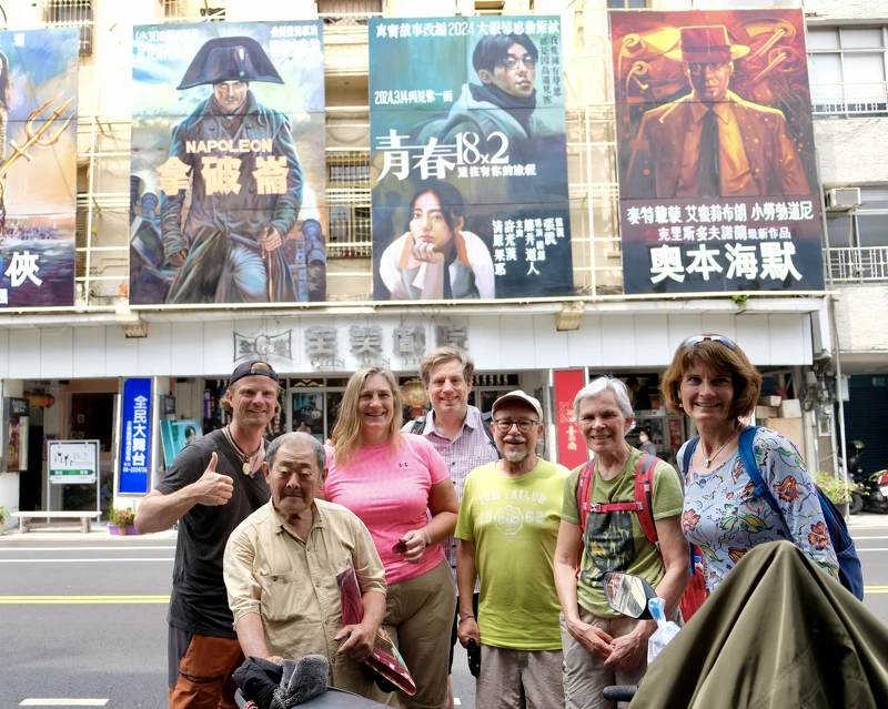 許多外國遊客也特地到全美戲院一睹手繪看板的魅力並與顏師傅合照(陳奕君攝、台北電影節提供) 許多外國遊客也特地到全美戲院一睹手繪看板的魅力並與顏師傅合照(陳奕君攝、台北電影節提供)