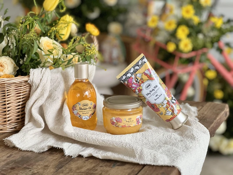 橙沐向陽：沐浴油300ml $1080、身體磨砂膏320g $1480、絲綢身體乳200ml $1480