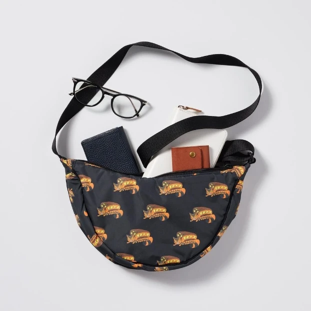 吉卜力工作室 弧形迷你肩背包，NT$390。