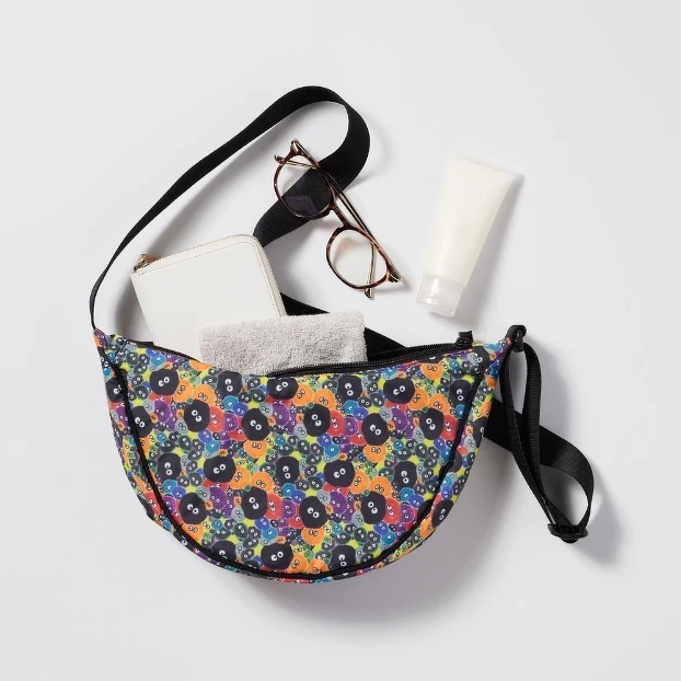 吉卜力工作室 弧形迷你肩背包，NT$390。