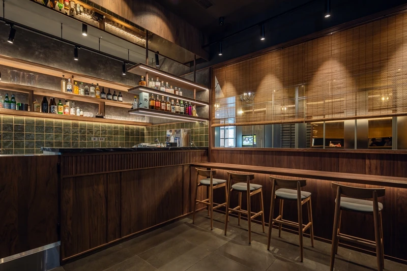 空間受多采多姿的日本夜生活所啟發。 空間受多采多姿的日本夜生活所啟發。