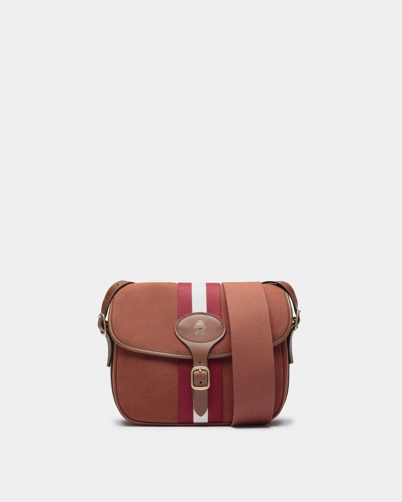 Beckett徽章斜背包,NT$71,400。