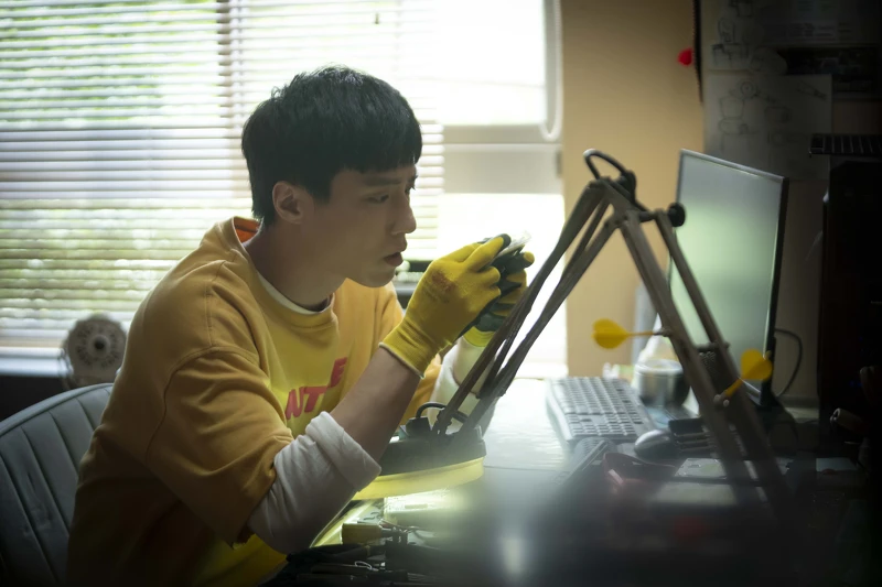 《省省吧！我家富貴發》「大富」余晉善於修理二手電器，以此賺取不少生活費。