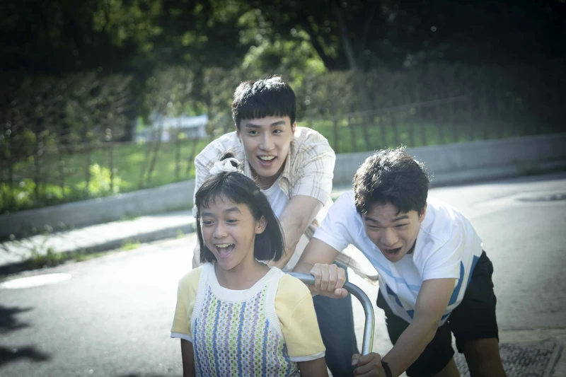 《省省吧！我家富貴發》余晉（中後）在劇中超級寵妹，也非常照顧弟弟，堪稱為「國民哥哥」。