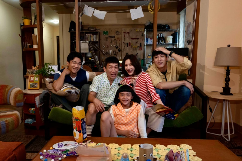 《省省吧！我家富貴發》余晉（右後起）、曾莞婷、郭子乾、胡智強和陳昭妃（前排中）飾演可愛的劉家五口。
