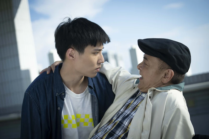 《省省吧！我家富貴發》余晉（左）和小亮哥從原本的回收場競爭對手，意外地發展出友誼。