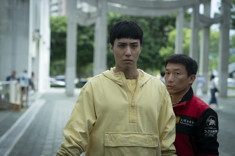 《省省吧！我家富貴發》余晉（左）想把鄰居不要的回收物帶回家卻遭到阻擾，郭子乾（右）聽聞趕快來幫忙。