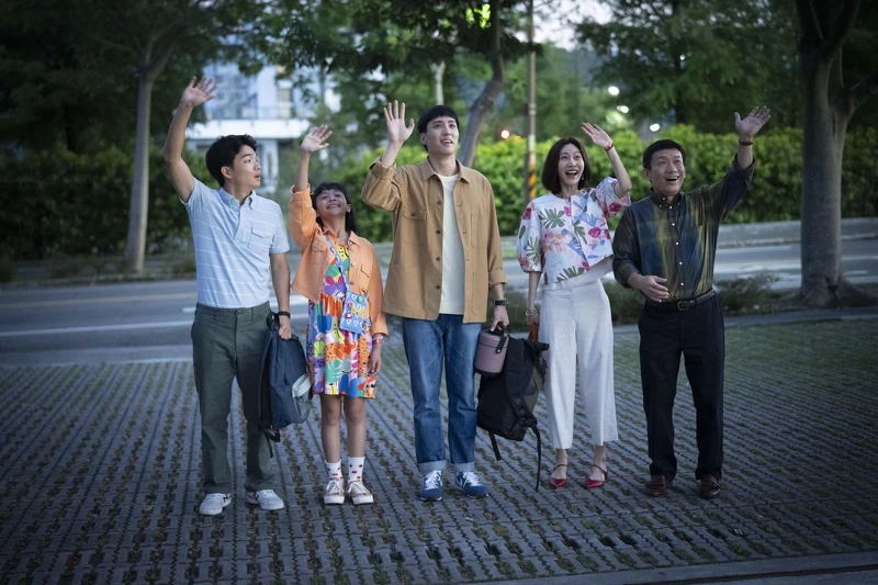 《省省吧！我家富貴發》胡智強（左起）和郭子乾（右起）、曾莞婷、余晉、陳昭妃飾演「省錢家族」。