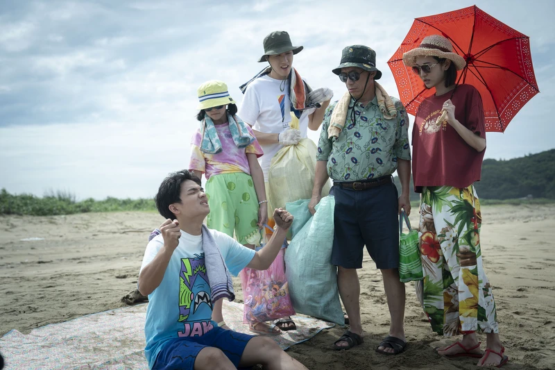 《省省吧！我家富貴發》媽媽曾莞婷（右起）、爸爸郭子乾、大哥余晉、小女兒「大發」陳昭妃和二哥胡智強一起淨灘尋找回收物。