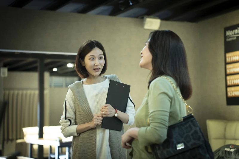 《省省吧！我家富貴發》曾莞婷劇中精打細算，連客戶都被說服。