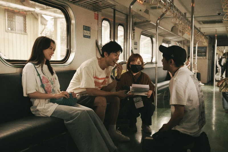 《青春18x2 通往有你的旅程》製作團隊為年代區別費盡心思。（左起）清原果耶、許光漢、導演 藤井道人。