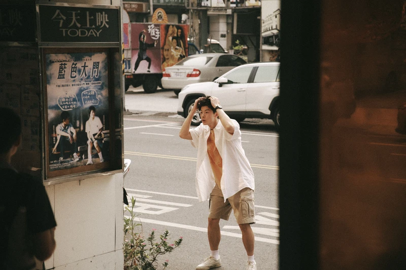 《青春18x2 通往有你的旅程》電影中許光漢為了第一次約會不只告白台詞做足準備，髮型也是有備而來。