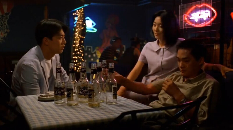 《青春》金姝怜(右二)在酒吧裡搭訕金元淶(左)、金正鉉(右) 《青春》金姝怜(右二)在酒吧裡搭訕金元淶(左)、金正鉉(右)