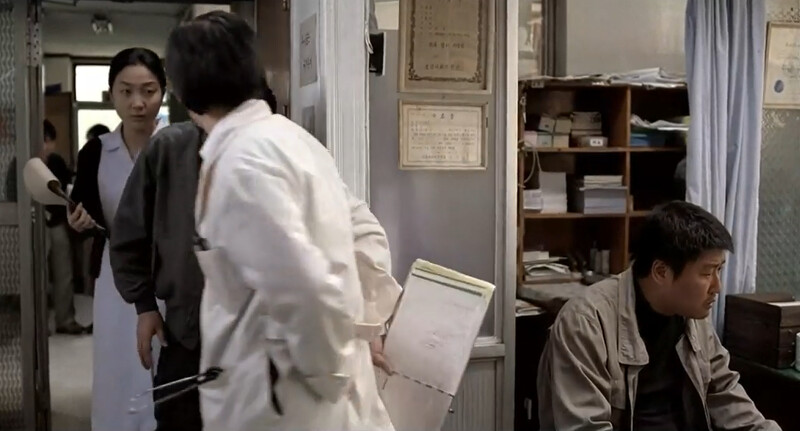 在《殺人回憶》金姝怜飾演護士(左後) 在《殺人回憶》金姝怜飾演護士(左後)