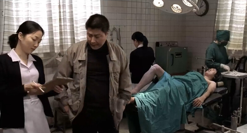 金姝怜(左一)在劇裡要影帝宋康昊(中)簽切結書,有股”老娘說得算”的氣勢 金姝怜(左一)在劇裡要影帝宋康昊(中)簽切結書,有股”老娘說得算”的氣勢