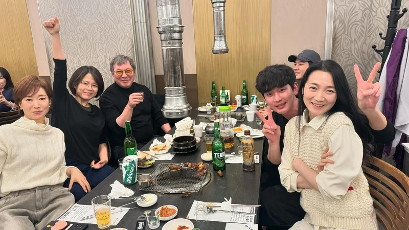 金姝怜(右一)在IG上OP出和演員們的聚餐照,一反勢力女的螢幕形象 金姝怜(右一)在IG上OP出和演員們的聚餐照,一反勢力女的螢幕形象