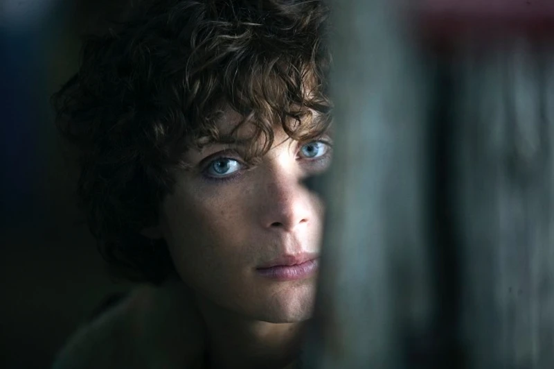 湛藍鑽石般眼神讓人難以忘記。