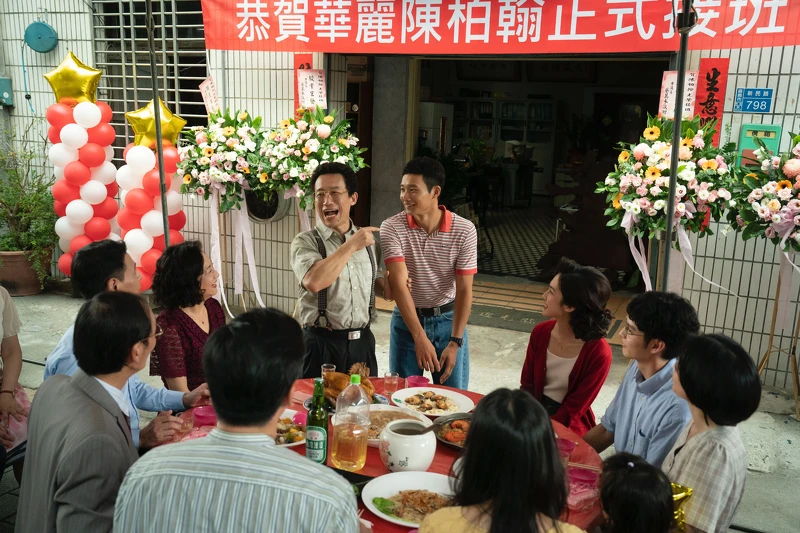黃冠智(右)在劇中正式接下車行。(圖/華視、LINE TV提供) 黃冠智(右)在劇中正式接下車行。(圖/華視、LINE TV提供)