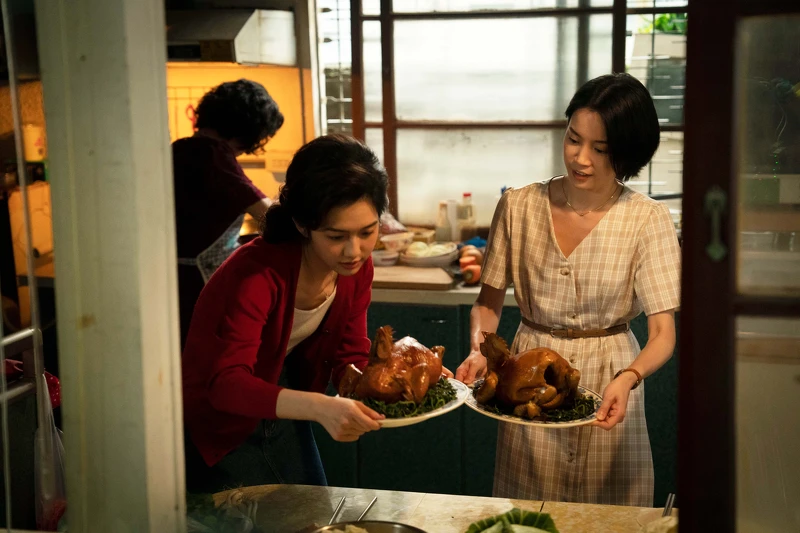 何思靜(右)高波浪頭髮造型其實內藏小彩蛋。(圖/華視、LINE TV提供) 何思靜(右)高波浪頭髮造型其實內藏小彩蛋。(圖/華視、LINE TV提供)
