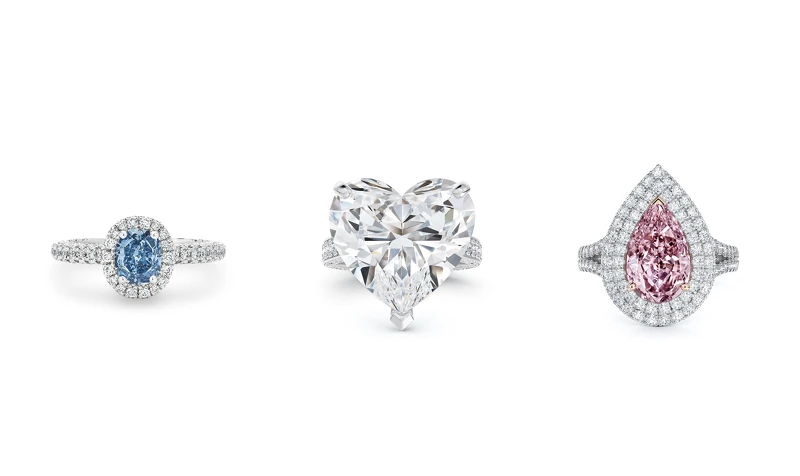 Aura 高級珠寶枕形切割藍鑽戒指，主鑽為0.62克拉艷彩藍鑽；DB Classic 高級珠寶心形切割鑽石密釘鑲鑽戒指，主鑽18.03克拉；Aura Double Halo 高級珠寶梨形切割粉紅鑽戒指，主鑽為2.13克拉濃彩帶紫色的粉紅鑽。