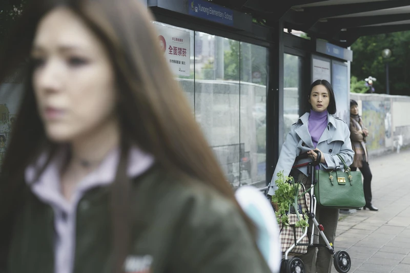 雖然簡慶芬擁有不錯的人生，但依然羨慕生活在他方的Rebacca。