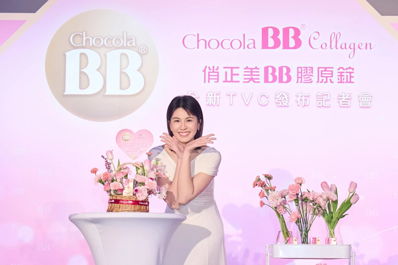曾沛慈以 Chocola BB 品牌代言人和女兒的雙重身份,製作花禮給曾媽媽,展現超甜心意。 曾沛慈以 Chocola BB 品牌代言人和女兒的雙重身份,製作花禮給曾媽媽,展現超甜心意。