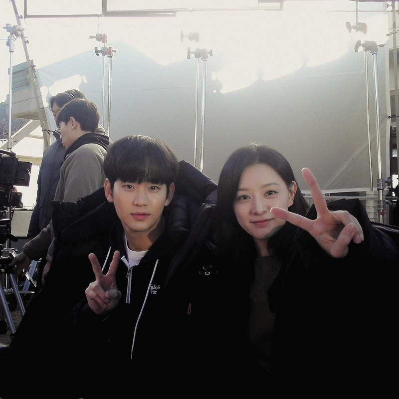 金秀賢在IG上PO出小舅子郭東延幫拍的”洪白CP”照