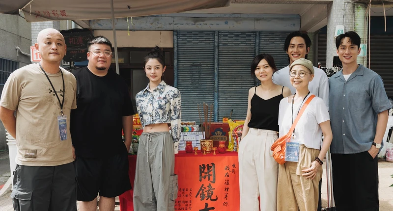 已故導演陳慧翎（前排右）擔任《我在這裡等你》電影顧問，2022年率領導劉俊謙(後排右起)、范少勳、導演鄧依涵、詹子萱、監製謝國豪、製作人周銓出席開鏡儀式