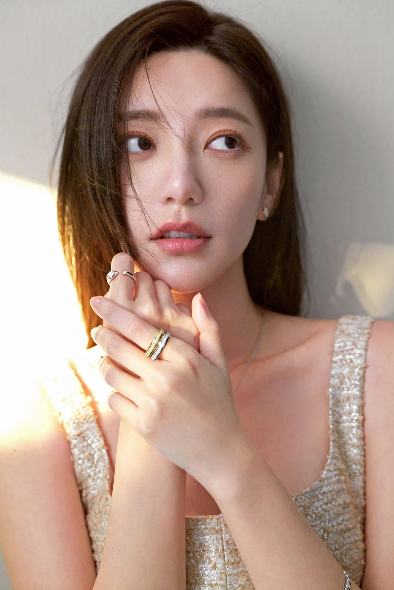 郭雪芙配戴:LU Droplet 玫瑰金鑽石耳環 主鑽約0.50ct、(右手)LU Droplet Open 白K金鑽石戒指 主鑽約0.50ct、(左手)LU 白K金戒指、LU黃K金鑽石戒指。 郭雪芙配戴:LU Droplet 玫瑰金鑽石耳環 主鑽約0.50ct、(右手)LU Droplet Open 白K金鑽石戒指 主鑽約0.50ct、(左手)LU 白K金戒指、LU黃K金鑽石戒指。