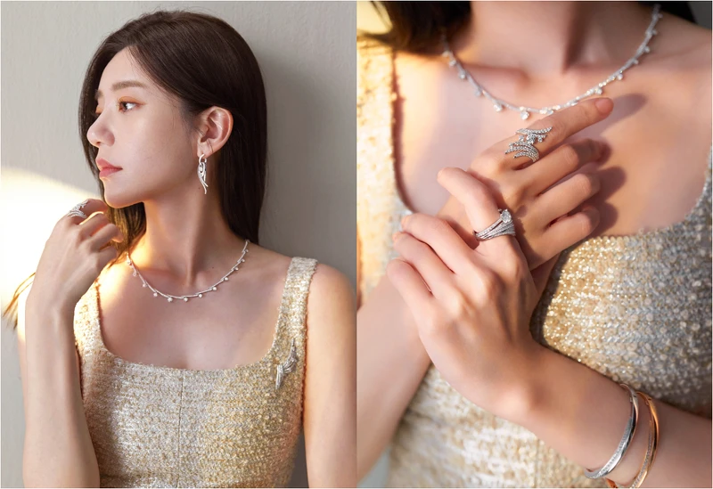 VELA Twisted 白K金鑽石耳環 (小) 主鑽約0.50ct、VELA Crossover 白K金法式鑲嵌鑲滿鑽項鍊 長度約18in、VELA 白K金法式鑲嵌鑽石項鍊式兩用胸針、(右手)VELA Bypass Cocktail 白K金鑽石套戒 主鑽約0.50ct、(左手) VELA Cocktail 白K金鑽石套戒、VELA Solitaire 鉑金鑲鑽戒指 主鑽約1.00ct、VELA Crossover 白K金鑽石手鐲、VELA Crossover 玫瑰金鑽石手鐲。 VELA Twisted 白K金鑽石耳環 (小) 主鑽約0.50ct、VELA Crossover 白K金法式鑲嵌鑲滿鑽項鍊 長度約18in、VELA 白K金法式鑲嵌鑽石項鍊式兩用胸針、(右手)VELA Bypass Cocktail 白K金鑽石套戒 主鑽約0.50ct、(左手) VELA Cocktail 白K金鑽石套戒、VELA Solitaire 鉑金鑲鑽戒指 主鑽約1.00ct、VELA Crossover 白K金鑽石手鐲、VELA Crossover 玫瑰金鑽石手鐲。