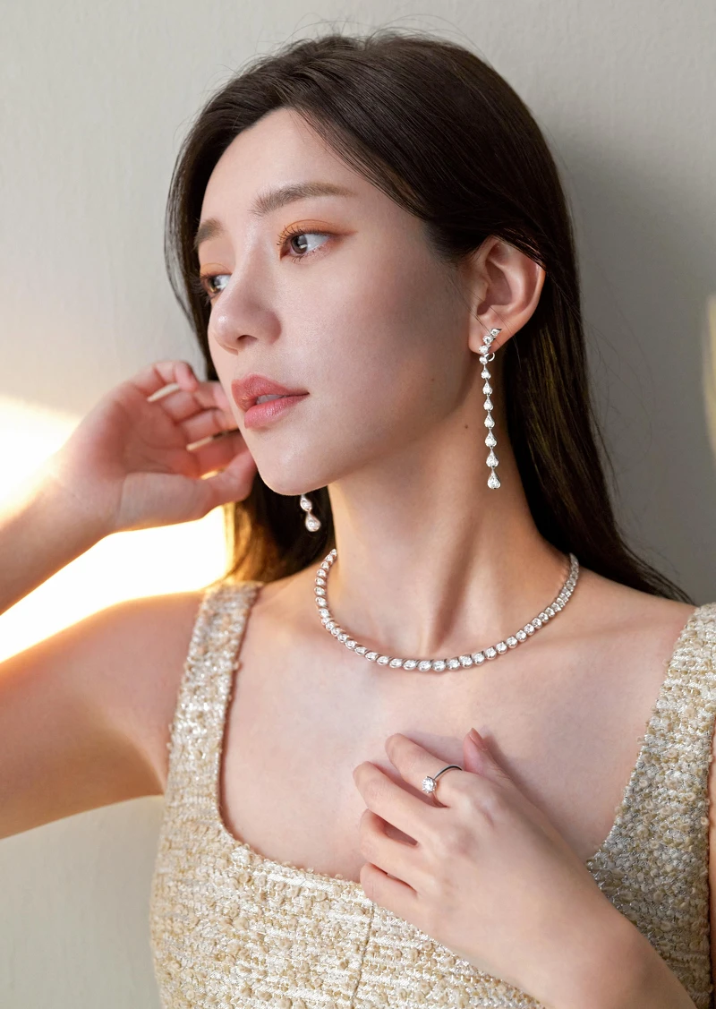 郭雪芙配戴:LU Droplet 白K金鑽石項鍊 鑽石總重約17.00ct、LU Droplet 白K金鑽石耳環 鑽石總重約6.50ct、SPARKLE 鉑金鑽石戒指 主鑽約1.00ct。 郭雪芙配戴:LU Droplet 白K金鑽石項鍊 鑽石總重約17.00ct、LU Droplet 白K金鑽石耳環 鑽石總重約6.50ct、SPARKLE 鉑金鑽石戒指 主鑽約1.00ct。