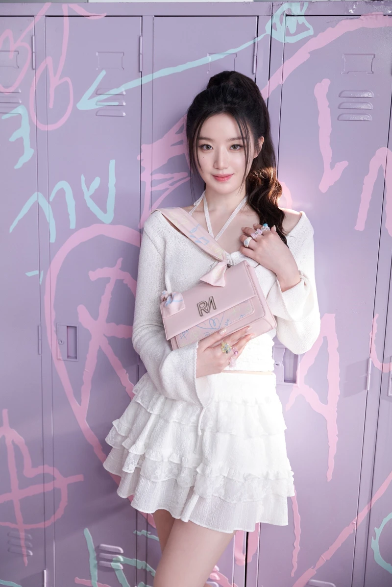 狂派塗鴉斜背包(QUEEN版)，NT2,480。