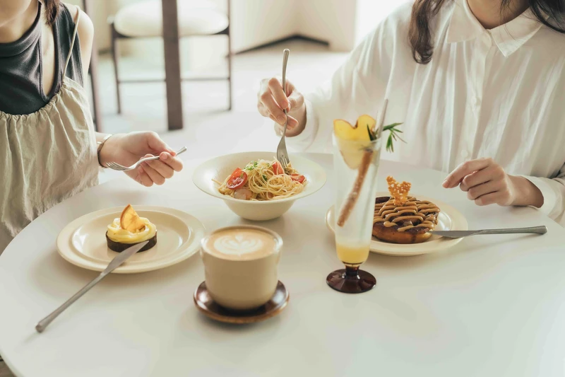 以暖色系精緻餐食,結合音樂與精緻的美食相互交融打造全感官饗宴;餐點為自熬蘋果迷迭香泡泡、經典拿鐵、伯爵茶香檸檬塔、番茄鮮蝦天使冷麵、經典焦糖肉桂捲。圖片來源:留白計畫 blank plan。 以暖色系精緻餐食,結合音樂與精緻的美食相互交融打造全感官饗宴;餐點為自熬蘋果迷迭香泡泡、經典拿鐵、伯爵茶香檸檬塔、番茄鮮蝦天使冷麵、經典焦糖肉桂捲。圖片來源:留白計畫 blank plan。