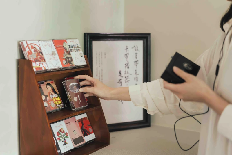 空間規劃卡帶陳列區,消費者內用體驗可挑選欲聆聽的卡帶。圖片來源:留白計畫 blank plan。 空間規劃卡帶陳列區,消費者內用體驗可挑選欲聆聽的卡帶。圖片來源:留白計畫 blank plan。