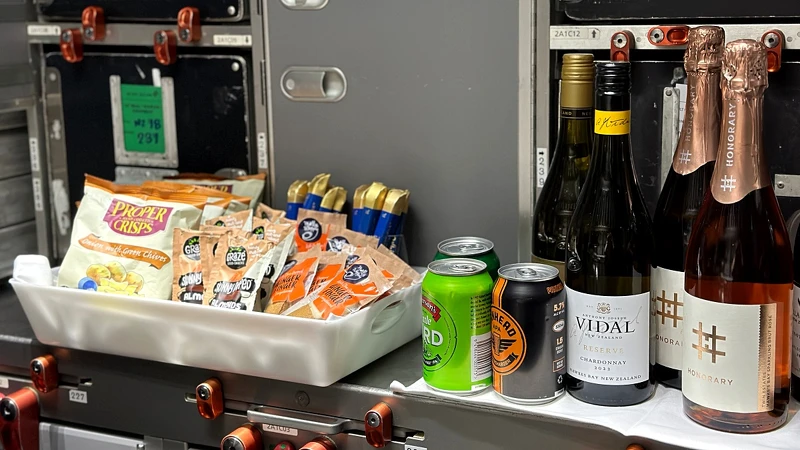 肚子餓可向空服員索取紐西蘭零食、巧克力、紅白酒