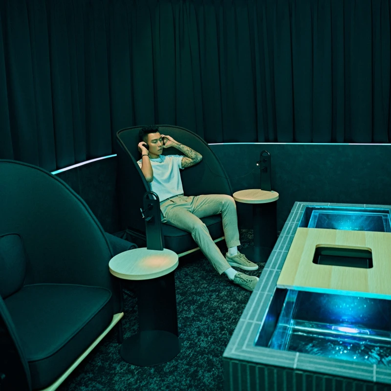 COCOCHI品牌好友瘦子E.SO沉浸式體驗「COCOCHI LOUNGE」，享受喧鬧中的悠閒時光。