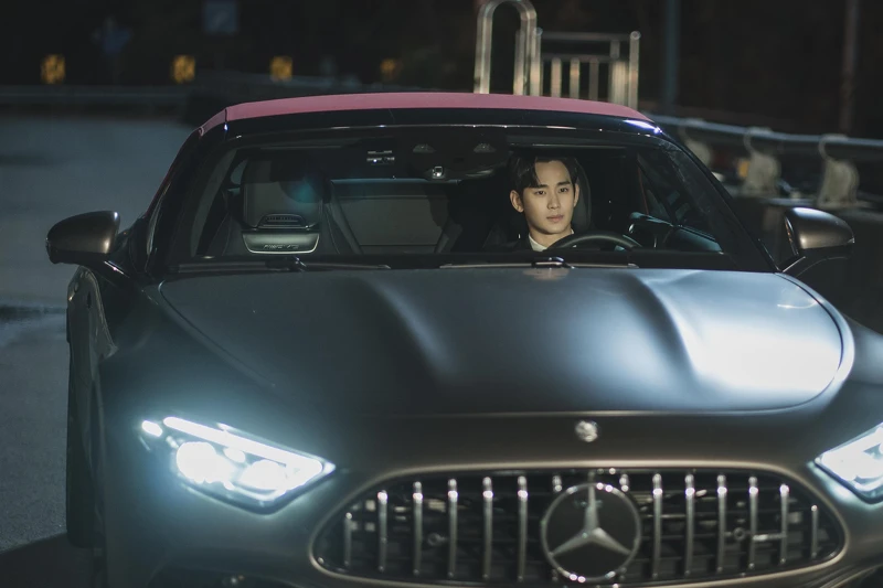 在第十一集中金秀賢開著賓士 AMG-SL63 敞篷車,演出精彩的追逐戰。 在第十一集中金秀賢開著賓士 AMG-SL63 敞篷車,演出精彩的追逐戰。