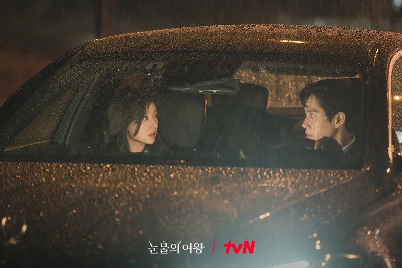 尹殷盛則開著賓士 E-Class 載了病情日漸嚴重的海仁。 尹殷盛則開著賓士 E-Class 載了病情日漸嚴重的海仁。