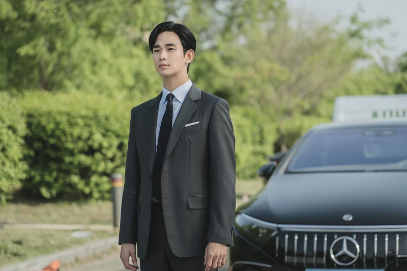 劇中接連亮相兩台男主角白賢佑的 Mercedes-Benz 賓士 AMG 高性能電動車 。 劇中接連亮相兩台男主角白賢佑的 Mercedes-Benz 賓士 AMG 高性能電動車 。